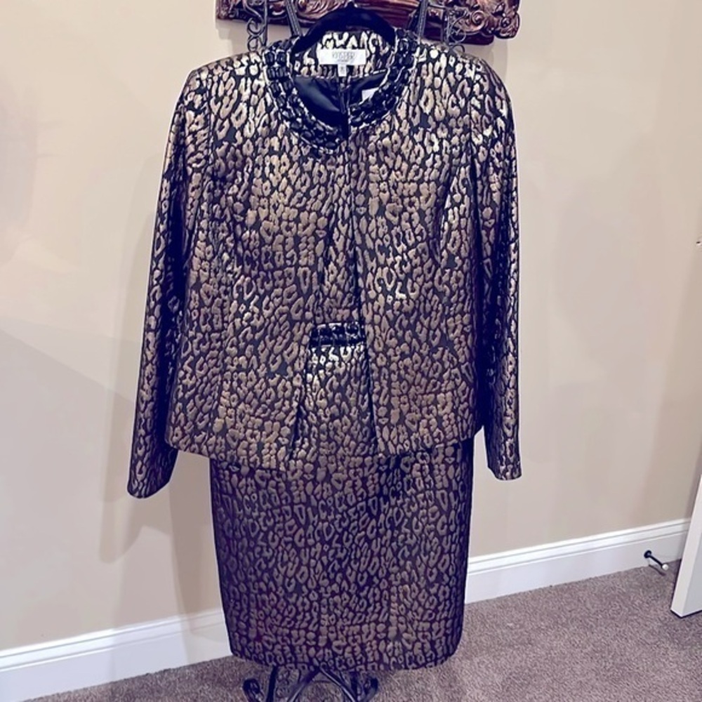 2pcs Kasper black gold dress and jacket set
Stone embellished suit metallic 6